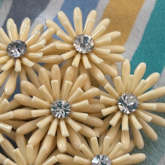 Celluloid?Cream Floral Brooch - Picture 3 of 6